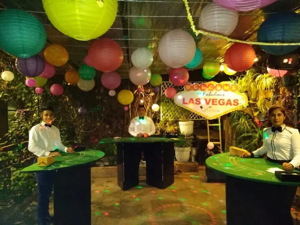 Montaje de mesas de casino en jardín